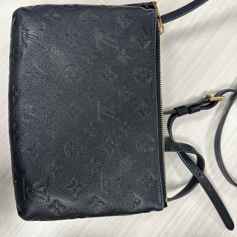 Louis Vuitton crossbody bag/black